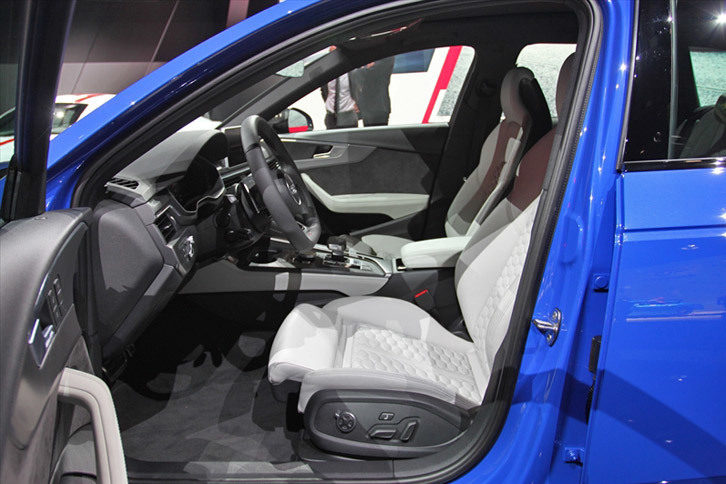 アウディRS 4アバント（フロントシート）