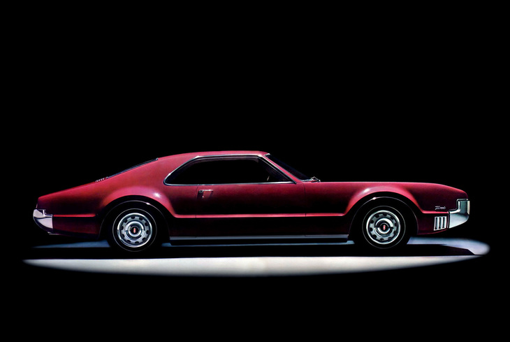 スタイリッシュなデザインでも注目された1966年「オールズモビル・トロネード」。ちなみにトロネードとは野茂英雄の「トルネード投法」と同じく「竜巻」を意味する“tornado”だが、車名の場合は昔から「トロネード」または「トロナード」と表記されてきた。