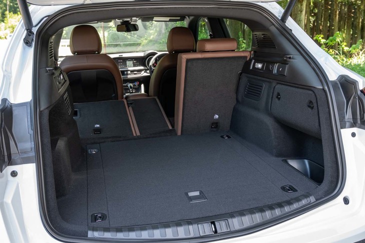 荷室の容量は525リッター。奥行きと横幅、そして高さがしっかり確保されていて、ラグジュアリーなイタリア車とは思えないほど。