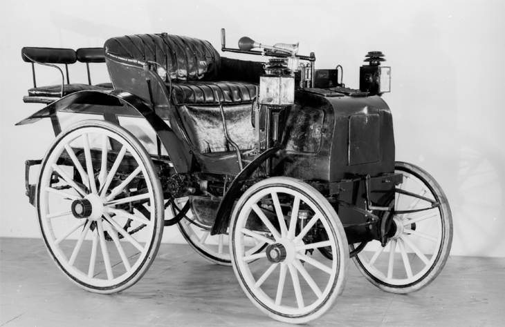 FRの駆動レイアウトを発明したエミール・ルヴァソールだが、当初はまだ、ファイナルドライブに自転車のようにチェーンを用いていた。