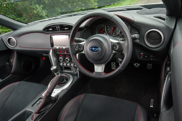 インテリアでは、新設計のステアリングホイールが採用されたほか、「S」グレードの質感が改善。各部にレッドステッチの入ったレザー調素材や、カーボン調の装飾パネルを用いられている。