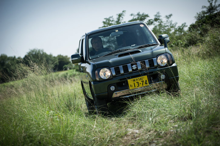 駆動については、状況に応じてFR、4WD-H、4WD-Lの3種類から選択が可能。車速が100km/h以下であれば、走行中でもFRから4WD-Hへの切り替えが可能となっている。