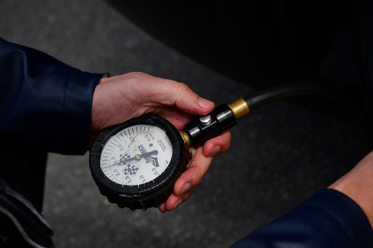 空気圧を2.5kg/cm²から2.1kg/cm²へ落としてみた。（写真＝池之平昌信）