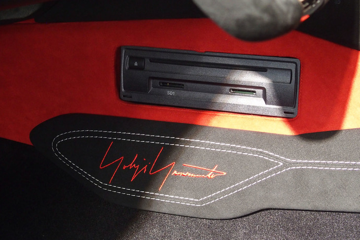 アヴェンタドールS“dressed”by Yohji Yamamoto（センターコンソール）