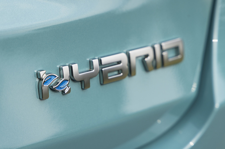 「600ハイブリッド」のリアゲートには「HYBRID」のエンブレムが備わる。ラインナップは2モデルで、車両本体価格はベースグレードの「600ハイブリッド」が365万円、上級グレードの「600ハイブリッド ラプリマ」が419万円。
