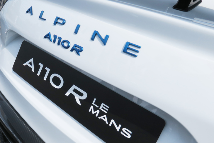 アルピーヌA110 Rルマン（「ALPINE」と「A110 R」のリアバッジ）