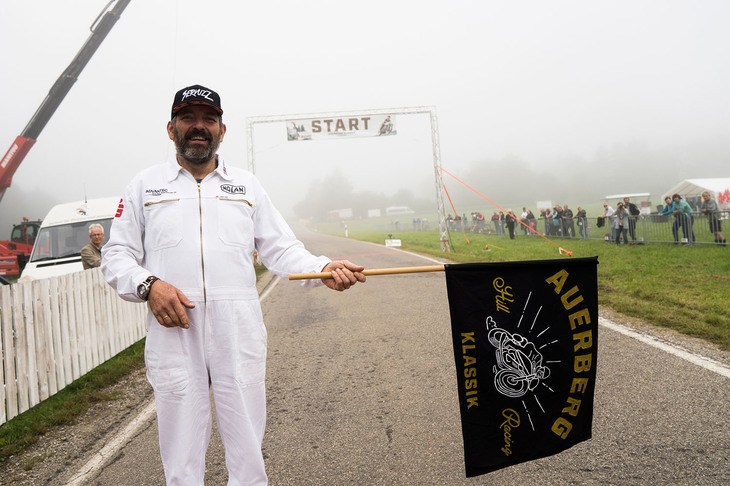 スタートフラッグを振るスタッフ。毎回、結構派手なアクションでライダーを送り出すのだが、200台も出走するのだから彼らも大変だ。