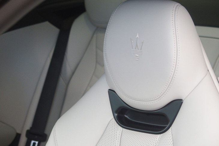 マセラティ・グラントゥーリズモ トロフェオ（フロントシートのヘッドレスト）