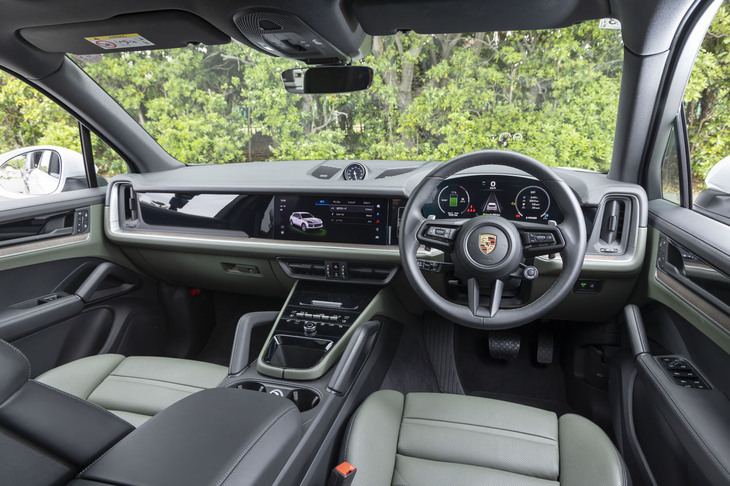 この試乗車のインテリアカラーは「ブラック×ナイトグリーン」。薄いアーミーカラーのようなグリーンが渋い。