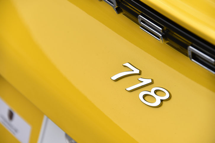 
	4気筒の「ケイマン」に与えられる「718」のモデル名は、1950～60年代にモータースポーツシーンで活躍した、ポルシェのスポーツカーに由来する。
	