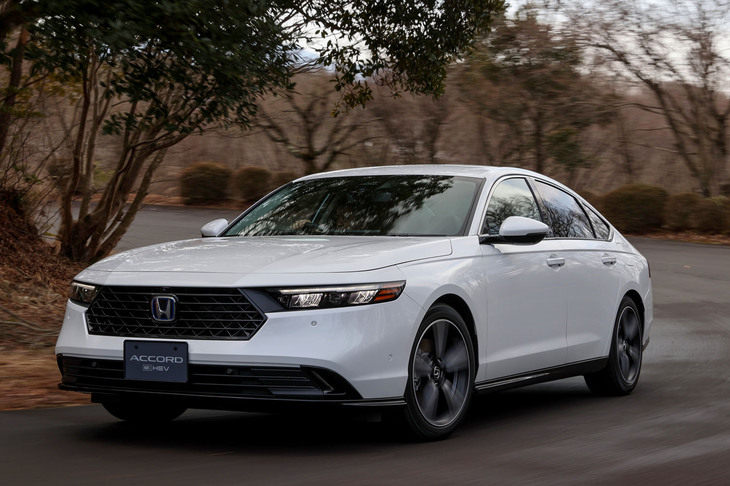 ホンダの「e：HEV」は基本的にシリーズ式ハイブリッドで走行し、エンジンのほうが高効率で走れる場合はエンジンとタイヤをクラッチで直結。モーターはアシストと発電に回る。