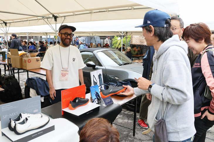 「SP-MX5」の展示ブースでは、販売は行われなかったものの、試着することが可能。同日よりオンライン販売が開始されたため、会場からスマホでさっそく注文した人も多かったようだ。商品説明を行っていたスピングルの小畑 健さんによれば、特に「ホワイト／ブラック」のカラーが好評な印象だったそう。あなたなら、どの色を選ぶ？