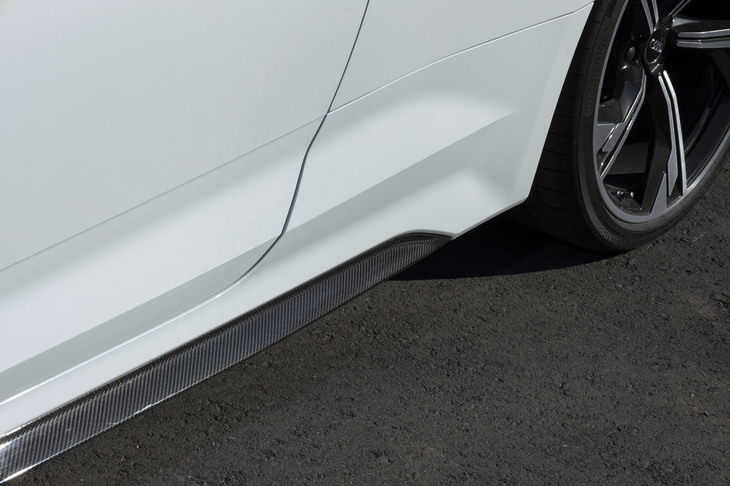 カーボン製のサイドスカート（写真）もオプションの「カーボンスタイリングパッケージ」に含まれるアイテム。