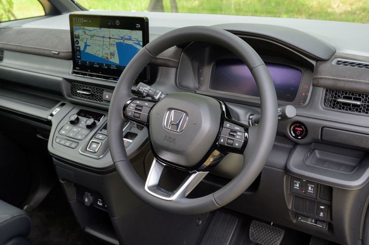 充実した装備が特徴の「スパーダ プレミアムライン」。内外装ではクロームメッキの装飾パーツや、スエード調表皮のインテリアトリムが目を引く。