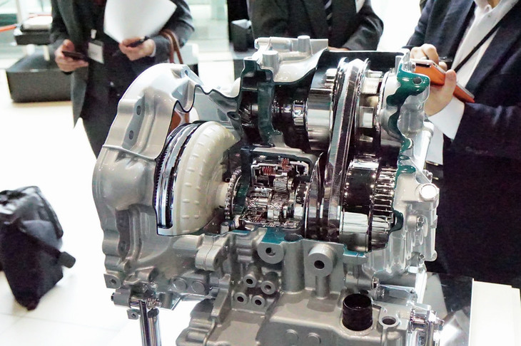 会場には新型「デイズ」に搭載されるジヤトコ製のCVT「CVT-S」のカットモデルが展示されていた。先代デイズはコンパクトカーまでカバーするユニットを搭載していたが、新型では軽自動車専用品とすることで効率化と軽量化を実現したという。