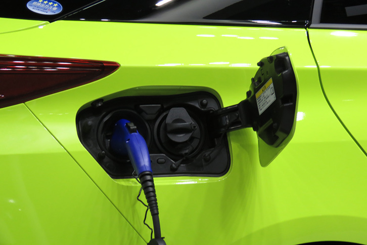 トヨタ・プリウスPHV（充電口）