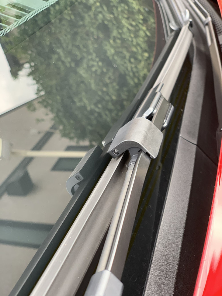 K青年のお気に入りポイントのひとつであるワイパー。ブレードにウオッシャー液の吹き出し口が内蔵されているタイプで、「しぶきが飛ばず、吹き残しもない優れもの」だそうだ。