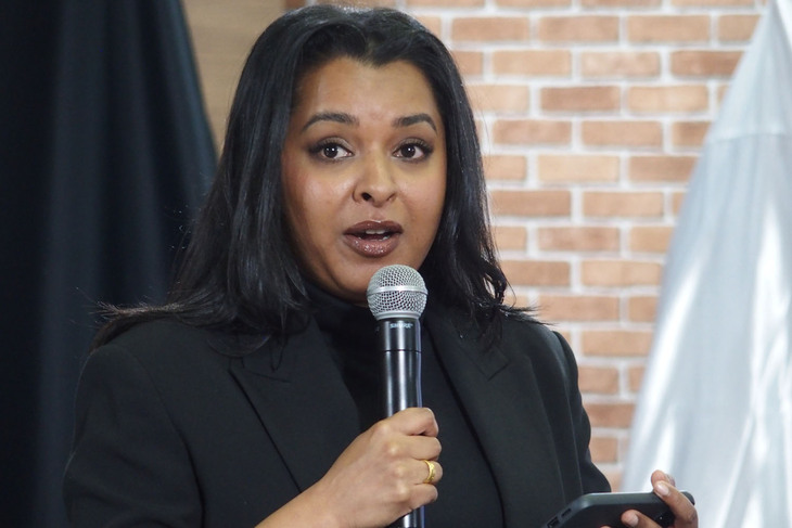 「ターボNo.1コレクション」を発表するポルシェライフスタイル キーアカウントマネージャーのソバナ・トゥライラジャー氏。