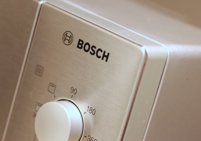 クールに輝くBOSCHのロゴ。