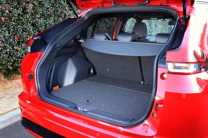 荷室の容量は359リッター。床面が高いため1.5リッターガソリンモデル（405リッター）よりも狭くなっている。