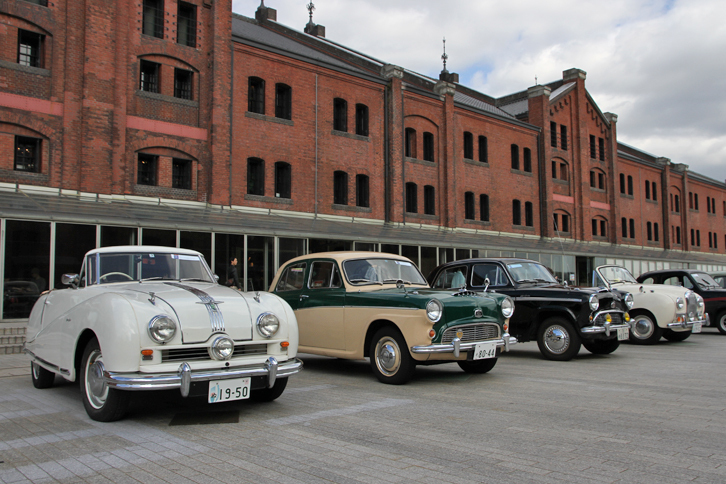 1940～50年代の英国車、オースチン4連発。左から「A90アトランティック コンバーチブル」、「A90ウエストミンスター」、日産でライセンス生産された「A50ケンブリッジ」、そして「A40サマーセット ドロップヘッドクーペ」。