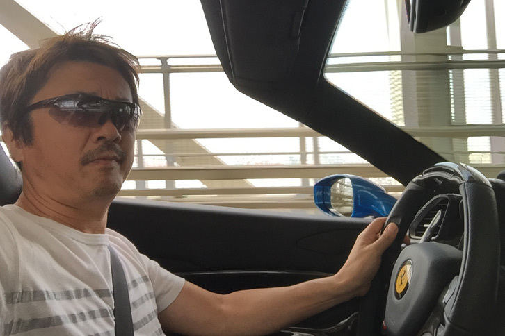 金髪にひげ、グラサンだが、エグザイル系……ではない。