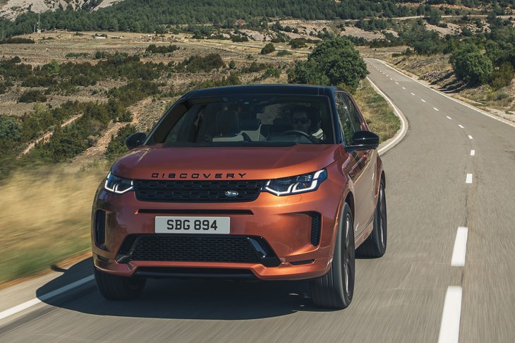 「ランドローバー・ディスカバリー スポーツ」の2021年モデル（日本仕様は右ハンドル）。