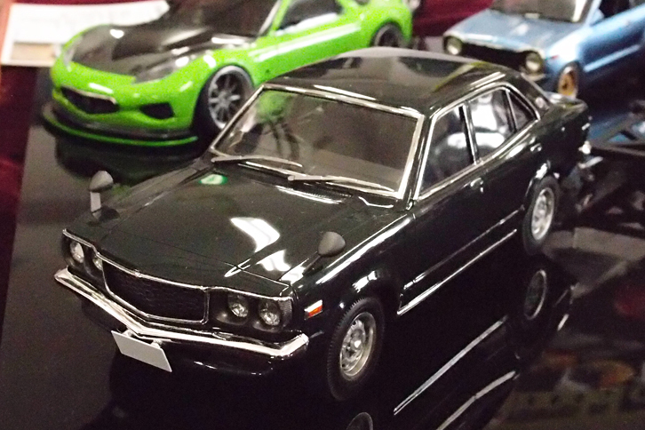 フジミ製1/24「マツダ・サバンナGT」（2ドアクーペ）を4ドア化。これも最初から“サバンナ・セダン”のキットが存在していたかのような出来栄えである。