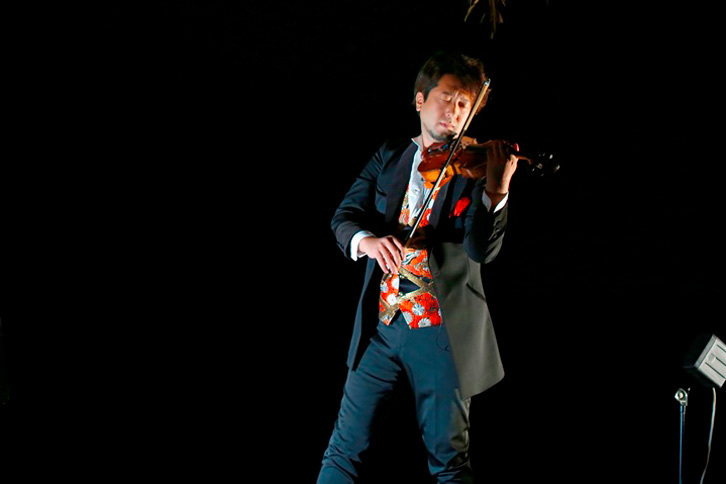 宮崎出身のヴァイオリニスト、山内達哉さんが今回のダイニングアウトのために作った曲「青島」を演奏。月に照らされた青島に、幻想的な和風の音色が響いた。