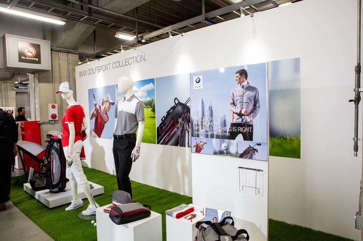 “BMW TrackMan OPEN 2019”（全世界で行われる弾道測定器でスコアを計測するコンバインテストのコンテスト）の開催を記念し、ゴルフのインドアシミュレーションブースをと関連グッズの販売ブースが用意されていた。賞品がもらえる「パー3・ニアピンコンテスト」の無料体験では、腕自慢たちがチャレンジしていた。