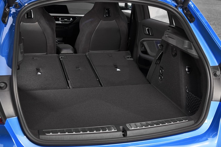 荷室の容量は5人乗車時で380リッターと、先代よりも20リッター拡大された。写真は後席を前方に倒し、積載スペースを1200リッターにまで広げた状態。