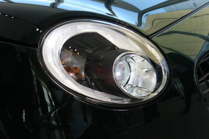 黒い装飾が施された「ダイハツ・コペン20周年記念特別仕様車」専用の「Bi-Angle LEDヘッドランプ」。