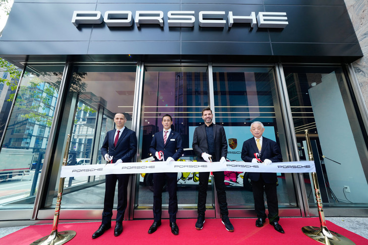 「ポルシェスタジオ日本橋」のオープニングセレモニーの様子。