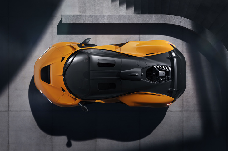 戦闘機のキャノピーを想起させる「W1」のキャビンまわり。ボディー後端のアクティブリアスポイラーは、後方に300mmも伸びる可変ロングテール仕様である。