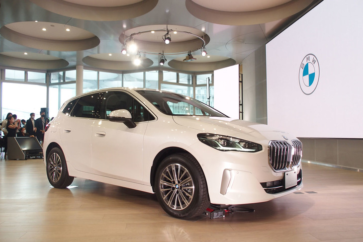 218iアクティブツアラー エクスクルーシブ（サイドビュー）