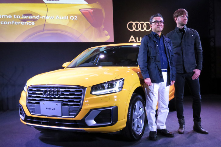 発表会において、アウディ ジャパンの斎藤 徹社長（左）とともに写真撮影に応じるフィンク氏。