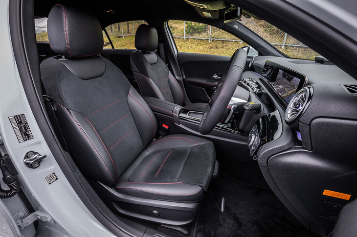 ハッチバックの「Aクラス」がヘッドレスト一体型のフロントシートを採用するのに対して、「Aクラス セダン」には写真の独立調整式ヘッドレストが標準で装備される。