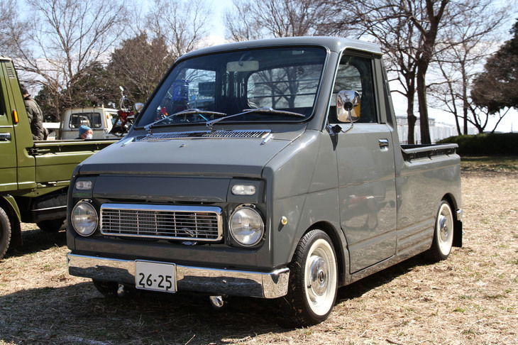 ローダウンしてシックなグレーに塗られ、メッキグリル＆バンパー、ホワイトウォールタイヤなどでカスタムされた「ホンダ・ライフ ピックアップ」。軽乗用車である初代「ライフ」をベースにした商用バン「ライフ ステップバン」の兄弟車。