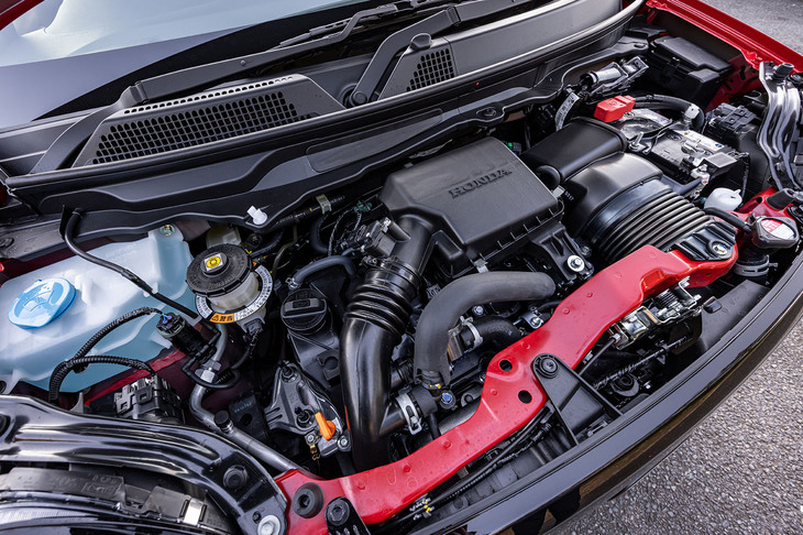 「N-ONE RS」に搭載される0.66リッター直3ターボエンジンは最高出力64PS/6000rpm、最大トルク104N・m/2600rpmを発生。低速から十二分なトルクが味わえる。