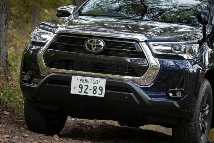 顔まわりでは、新たに採用された大型の六角形グリルが従来モデルとの大きな違い。「Z」にはオートレベリング機能付きのLEDヘッドランプが装備される。