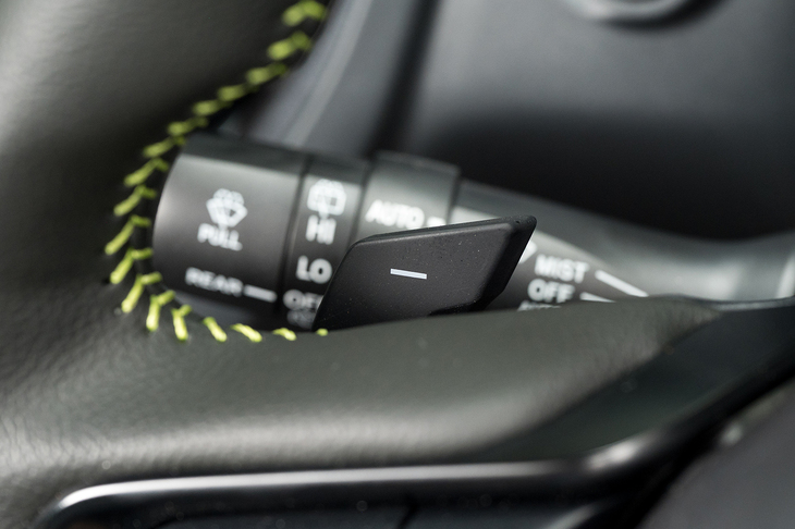 トヨタのハイブリッドモデルでは省かれることが多いシフトパドルは、新型「フォレスター」では全車に標準装備。左パドルを一度引いたときの減速感が強く、よく考えられている。