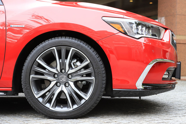 「レジェンド」には、19インチの「ノイズリデューシングアルミホイール」が装着される。リム周辺を中空構造とすることで、走行時に発生する中周波のロードノイズが低減されている。