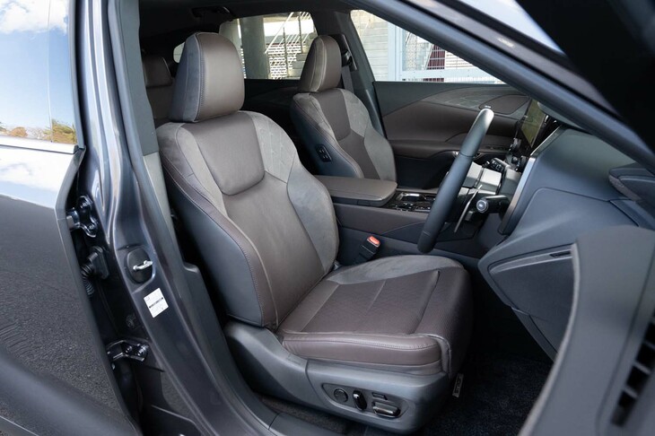 シート表皮はセミアニリン本革。前席は10ウェイの電動調整機能とヒーター＆ベンチレーションを完備。