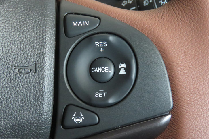 ステアリングホイールに備わる「アダプティブ・クルーズ・コントロール（ACC）」の操作スイッチ。