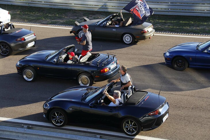 コースでは歓喜のホーンがたびたび鳴り響いた。