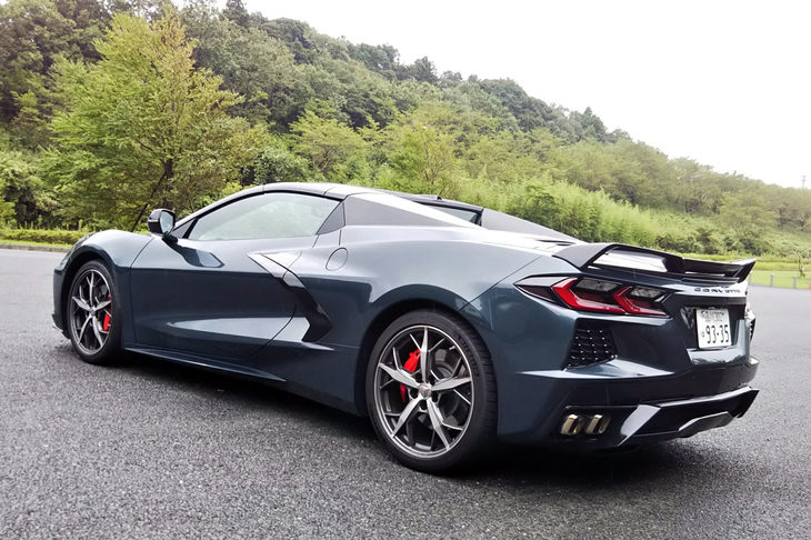 こちらは後日取材した「コルベット コンバーチブル」。この後ろ姿がカッコいいと、Kカメラマンはご満悦であった。