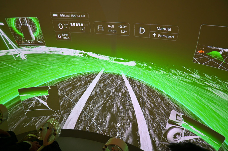 シミュレーションでは、前方のフロントスクリーンに通るべき道筋が示される。