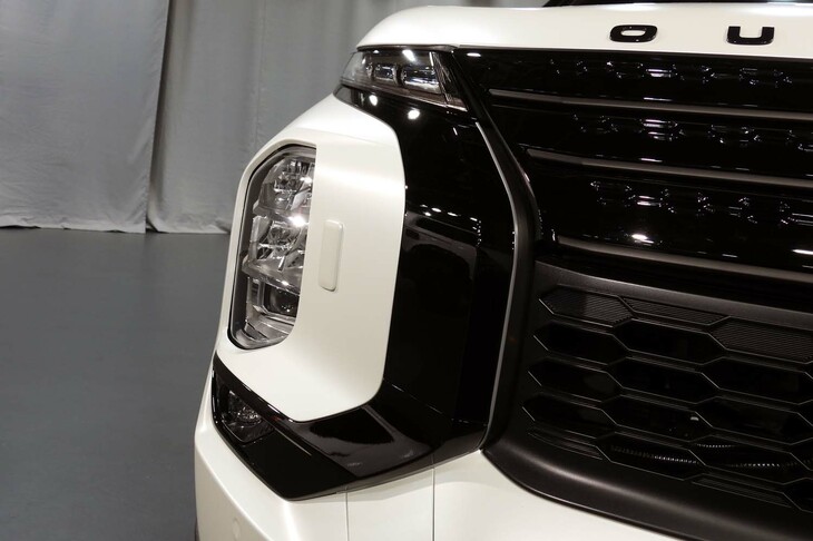 三菱アウトランダーPHEV ACTIVE FIELD（フロントグリルモール）