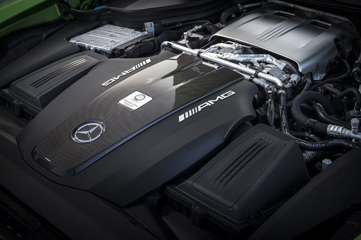 過給圧が引き上げられた4リッターV8ツインターボユニットは585psを発生する。