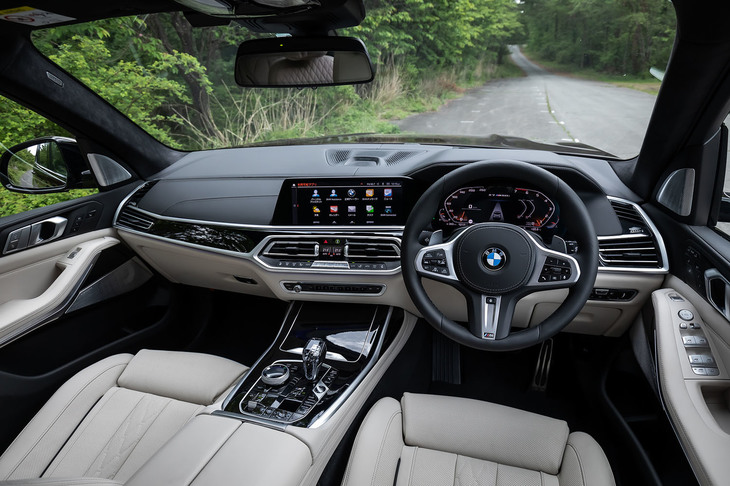 質感の高い本革と「BMWインディビジュアルピアノフィニッシュブラックトリム」で構築されたコックピット。ジェスチャーや音声、タッチスクリーンといった多彩な操作方法でナビやオーディオ、エアコンなどの各種コントロールが可能になっている。